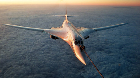 Infografía: Todo sobre el 'Cisne Blanco', el bombardero supersónico más potente de la historia