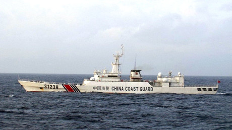 Un buque chino armado con cañones navega cerca de las islas disputadas con Japón