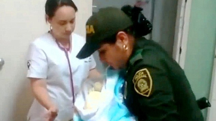 Colombia: una policía amamanta a una bebe abandonada para salvarle la vida