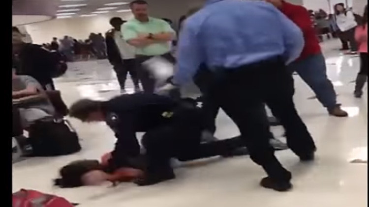Video: Un policía noquea violentamente a una estudiante afroamericana de EE.UU.