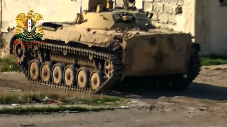 Video: Operador yihadista huye aterrado de un vehículo de combate que está a punto de dispararle