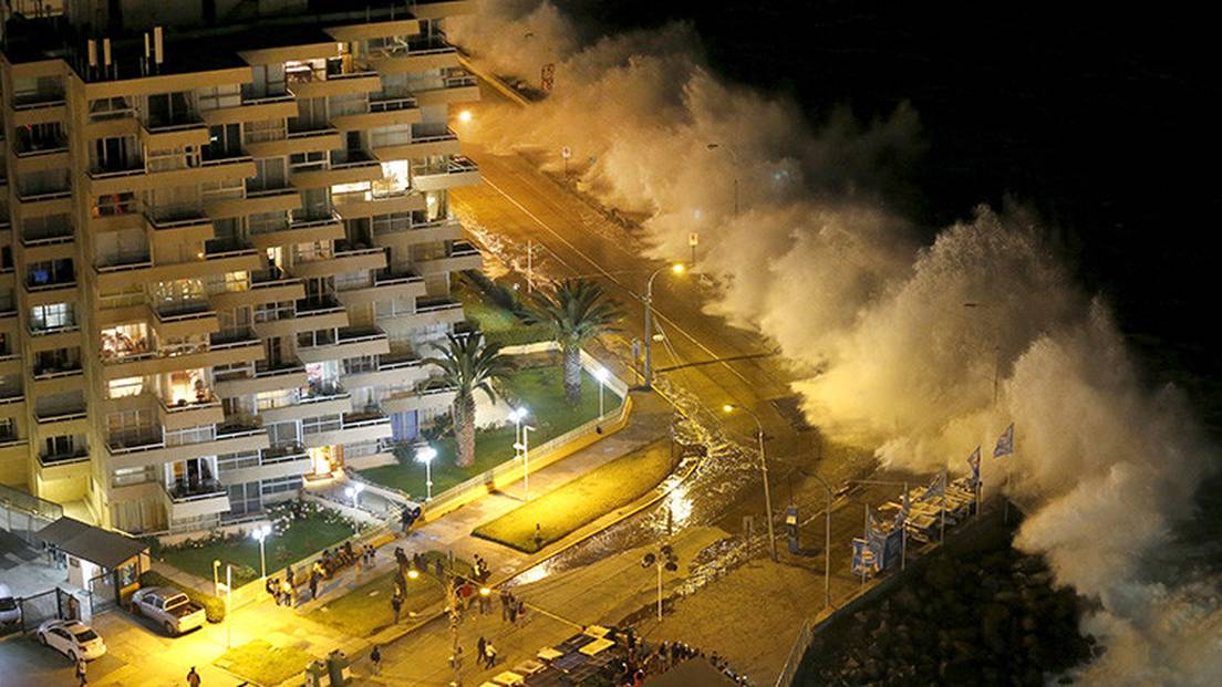 Videos Monstruosas Olas Arrasan Las Costas De Chile Engullendo Todo A Su Paso Rt