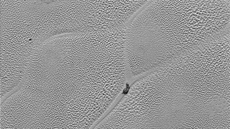 ¿Qué se desliza sobre Plutón? La sonda New Horizons revela su última e intrigante imagen