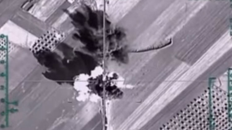 Video: un avión ruso destruye una caravana de municiones del EI