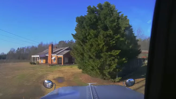 Impactante: momento en el que un camión se empotra en una casa en EE.UU