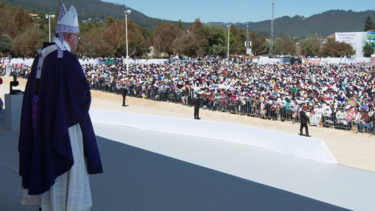 Francisco ofrece misa en Michoacán, uno de los estados más violentos de México