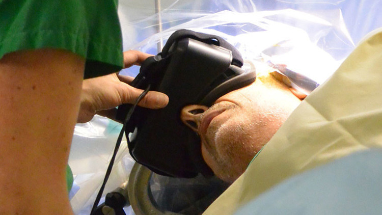 Operan a una paciente con un tumor cerebral mientras ve un mundo virtual