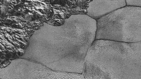 Plutón no deja de intrigar: el planeta enano tiene colinas de hielo flotantes (Foto)