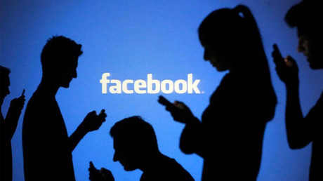 Una adolescente se salva de ser asesinada por su novio al publicar 'selfies' en Facebook