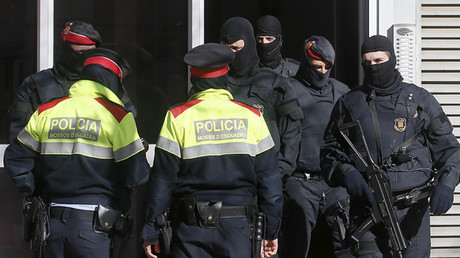 La Policía le salva la vida y ella denuncia a los agentes por no asistir a su agresor