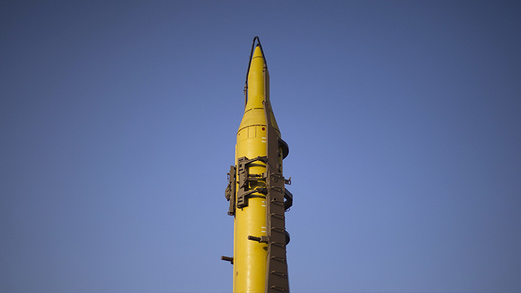 Resultado de imagen de Irán presenta misiles balísticos