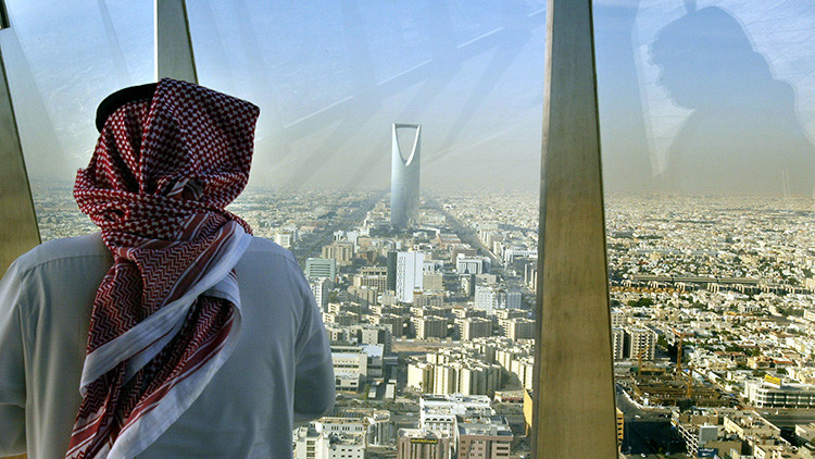 Arabia Saudita busca préstamo de miles de millones de dólares para tapar el 'agujero' presupuestario