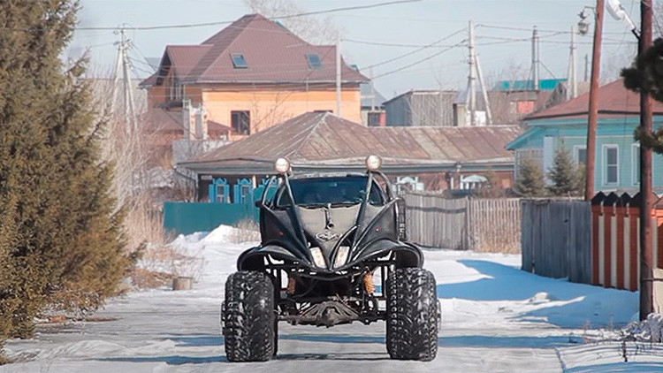 Video: Un monstruoso batimóvil se pasea por las calles de Rusia