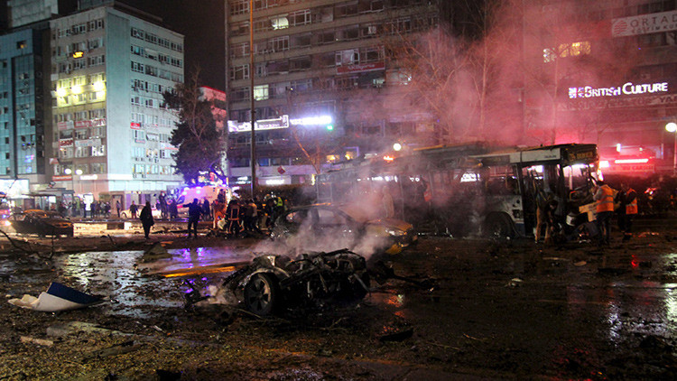 La tragedia del terrorismo detrás de una foto de dos jóvenes amigos