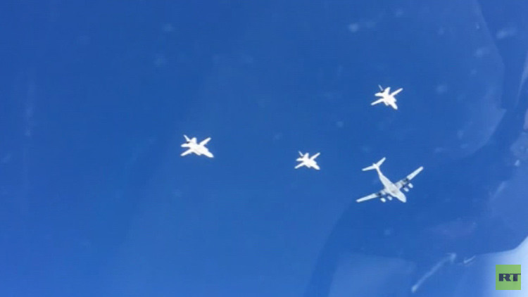Video: Un IL-76 y un enjambre de cazas Su-24 regresan a Rusia