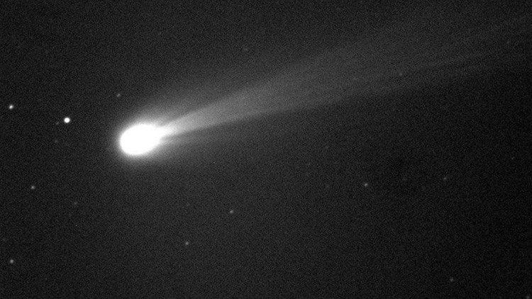 Video: Dos cometas gemelos rozan la Tierra en un acercamiento histórico