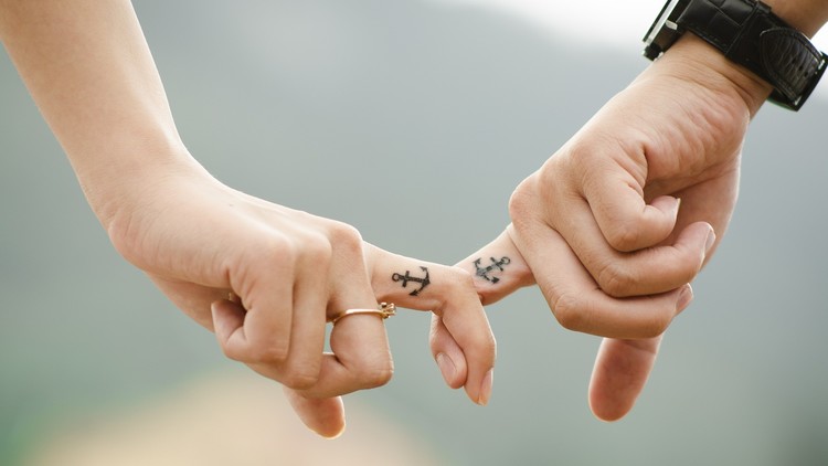 El precio del amor: Cuanto más dinero tiene un hombre, ¿menos atractiva le resulta su pareja?