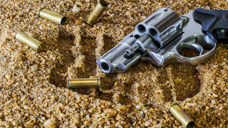 La oficina donde las armas de fuego son tan obligatorias como las computadoras