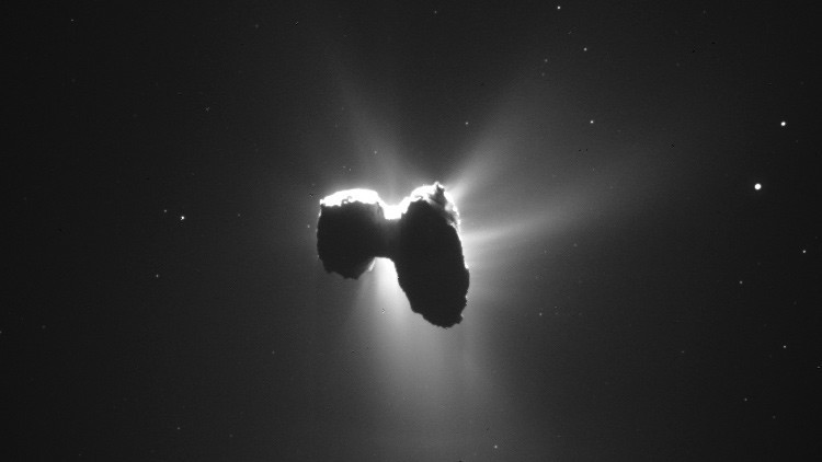 Belleza en el espacio: la sonda Rosetta capta un cometa 'bañado' por la luz del Sol