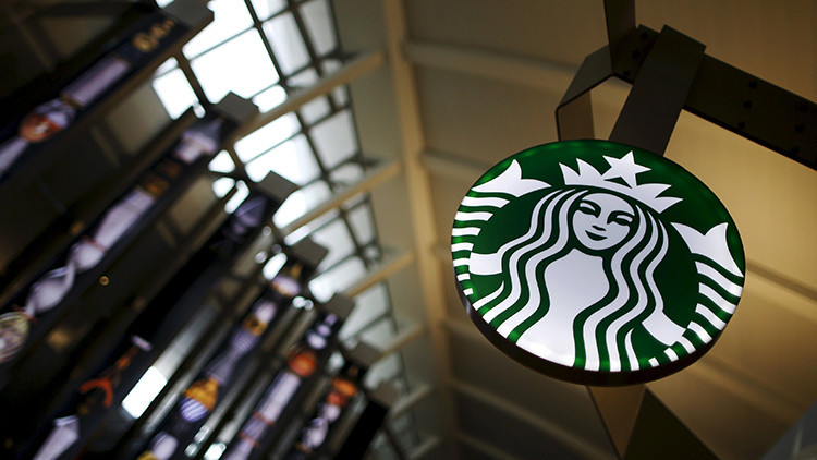 Video: Una mujer increpa a gritos al gobernador de Florida en un Starbucks de EE.UU.