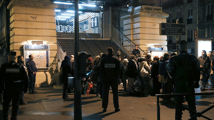 VIDEO: Gran pelea entre centenares de inmigrantes armados en las calles de París
