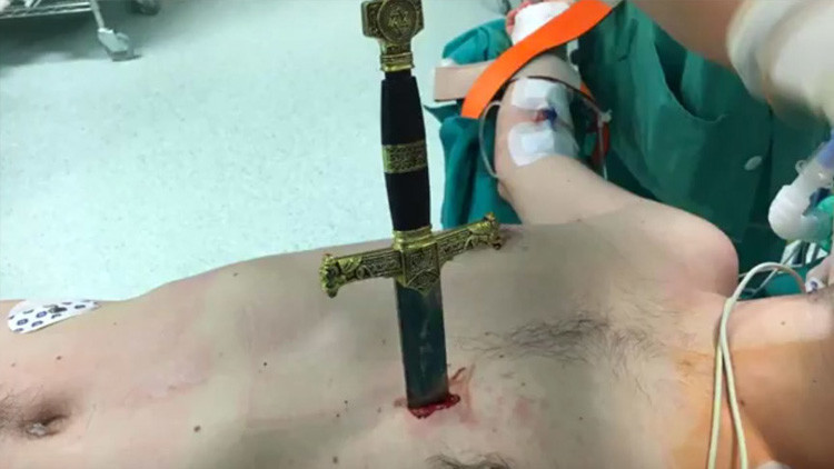 No apto para sensibles: Le extraen una espada clavada a centímetros del corazón (video)