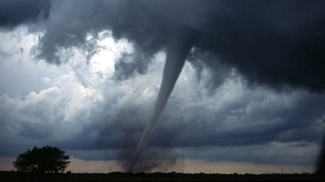 Video impactante: Un tornado arrasa en 30 segundos una tienda de zapatos en Uruguay