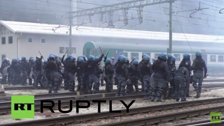 Manifestantes pro-refugiados se enfrentan con la Policía en la frontera italo-austriaca