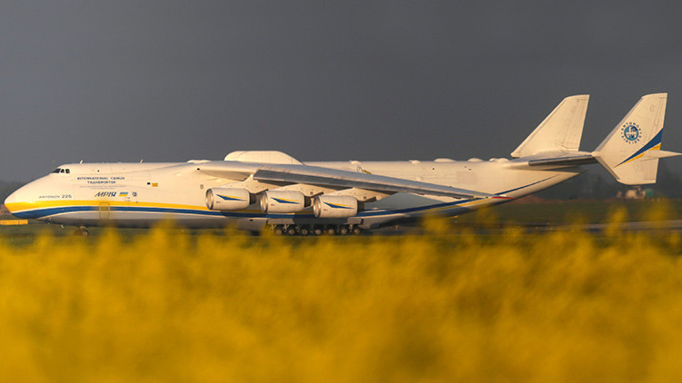 El gigante soviético: el avión más grande del mundo aterriza en Australia (VIDEO)