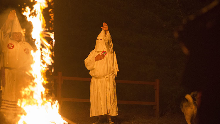 Juzgan a un abogado que va con capucha del Ku Klux Klan a reuniones gubernamentales en Los Ángeles