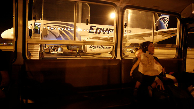 "Algo catastróficamente rápido sucedió a bordo del avión de EgyptAir"