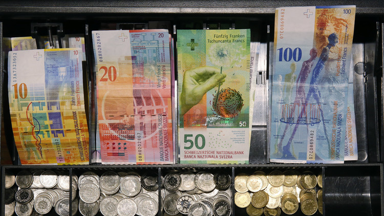 Uno de los países más caros del mundo debate si debe regalar dinero a sus habitantes
