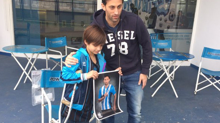 La historia de un niño en muletas que conmocionó a Argentina (Fotos)