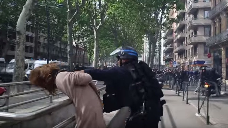 Video: Un policía francés agrede brutalmente a una mujer durante las protestas en Toulouse