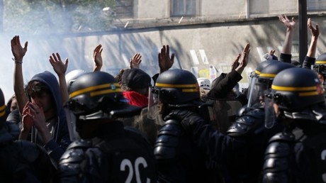 Un reportero de RT, entre los afectados por gas lacrimógeno en las protestas de París (videos)