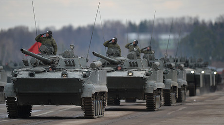 Los vehículos blindados de desembarco BMD-4M en un ensayo de desfile militar