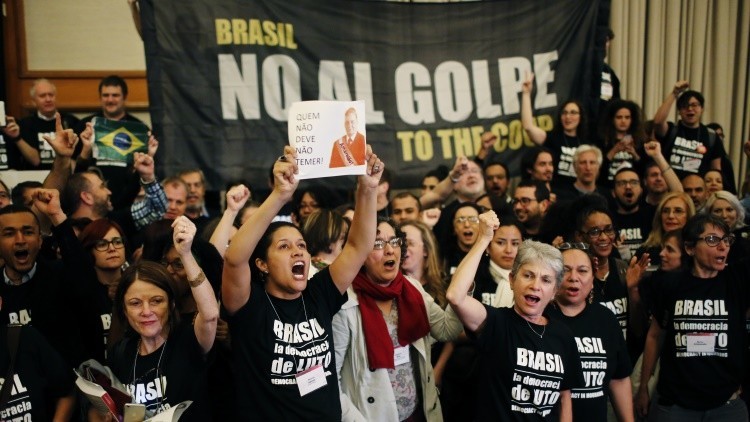 Chomsky sobre Rousseff: "Lo sucedido en Brasil es un golpe de Estado blando"