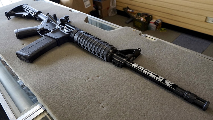 Apenas media hora de espera para comprar el rifle de la matanza de Orlando