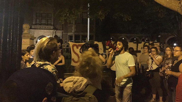 EE.UU.: la Policía evacua al gobernador de Minnesota en plena protesta