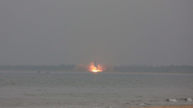 Corea del Norte lanza un misil balístico desde un submarino