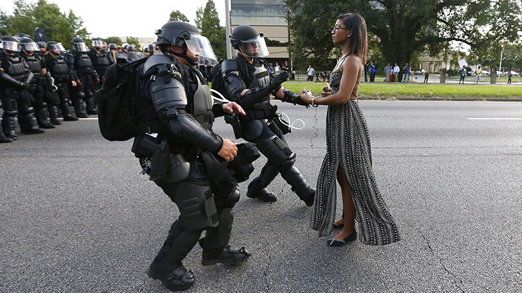 Una fotografía única de las protestas contra la brutalidad policial conmueve el mundo