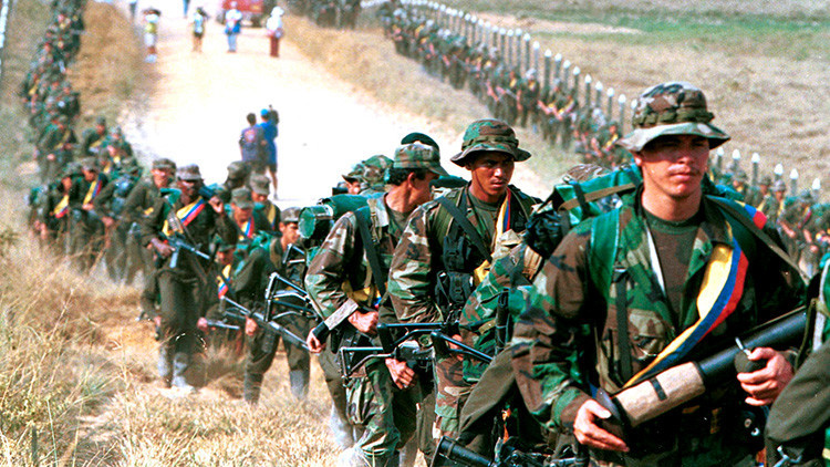 Habla el publicista chileno que ejerce como enfermero en las filas de las FARC