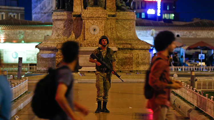 "Erdogan tiene tiempo hasta la mañana para que no estalle la guerra civil"
