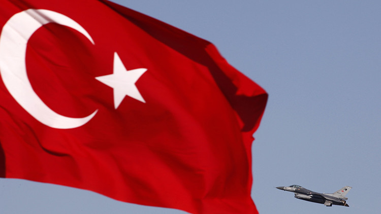 Policías y golpistas se enfrentan en una base aérea de Turquía