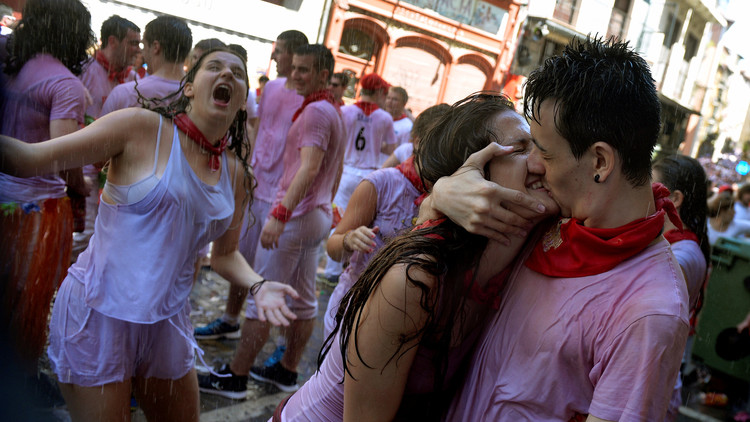 Prisión y multa para un estadounidense que defendió a su novia de abusos en los Sanfermines