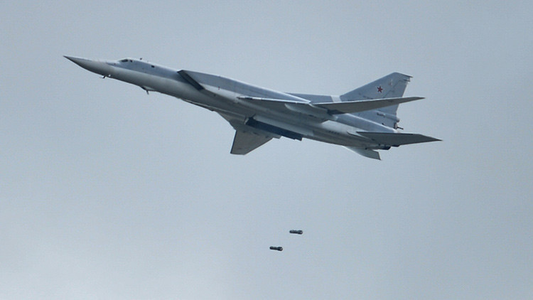 Video: Bombarderos rusos Tu-22M3 destruyen puestos de mando del Estado Islámico en Siria