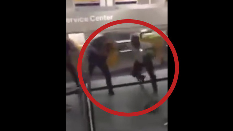 Video: Un hombre muestra sus dotes de boxeo ante 3 policías en el aeropuerto de Fráncfort