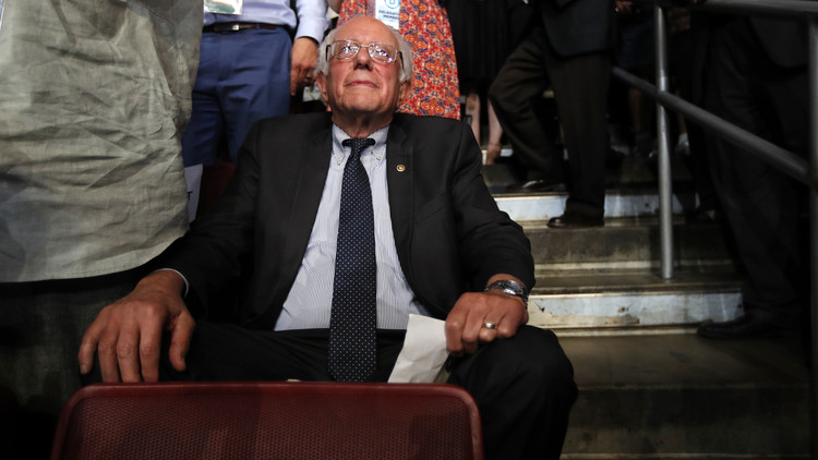 Video: Bernie Sanders rompe a llorar en directo durante la convención del Partido Demócrata