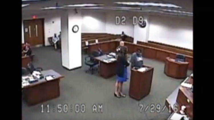 "¿En serio?": Una jueza se enfurece al ver a una detenida "sin pantalones" (VIDEO)