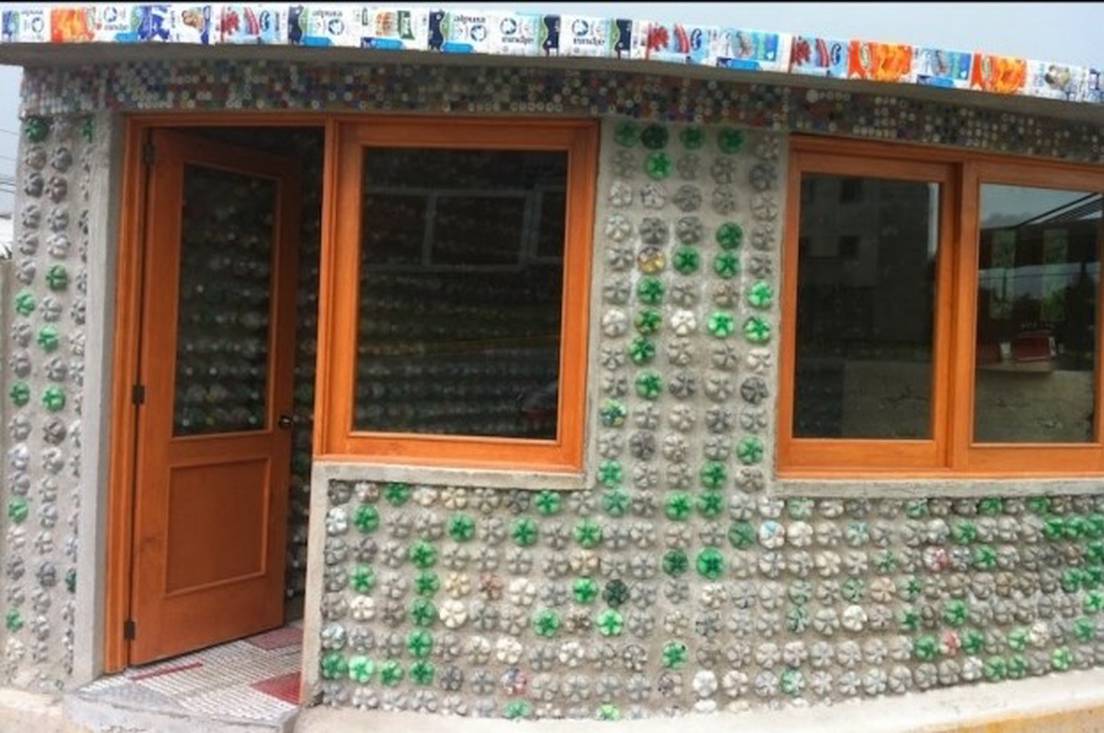 Embotellando la ciudad': Las casas construidas con botellas ya son ...